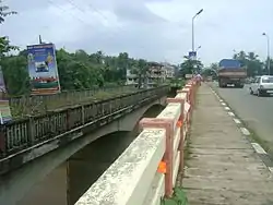 The dilapidated old bridge and new bridge at Ranni