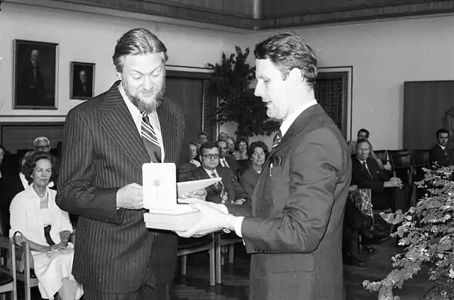 Verleihung Henrik-Steffens-Preis 1975 der Alfred-Töpfer-Stiftung F.V.S. an Lyriker Hannes Petursson (Kiel 66.121).jpg